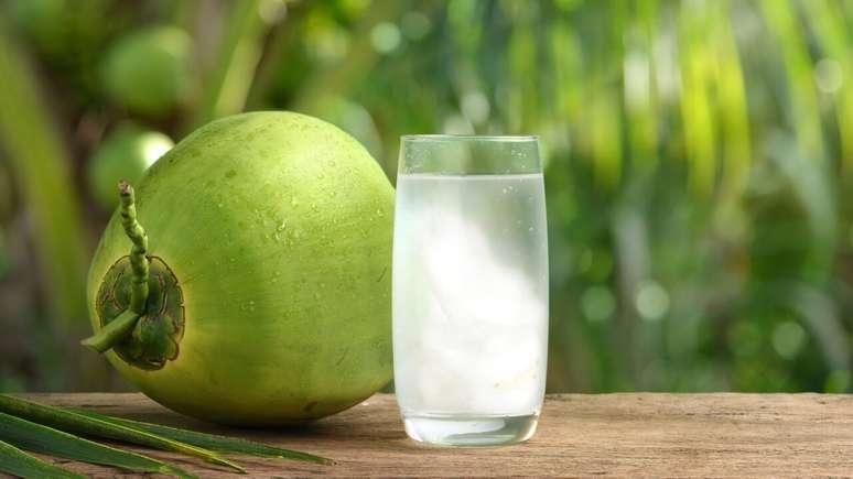 Água de coco: benefícios e como consumir